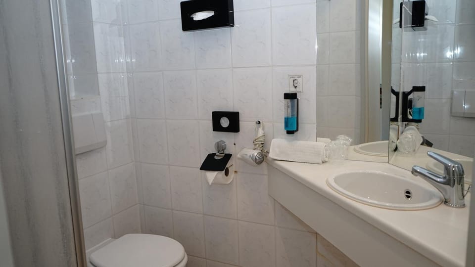 Towels, soap, shampoo, toilet paper