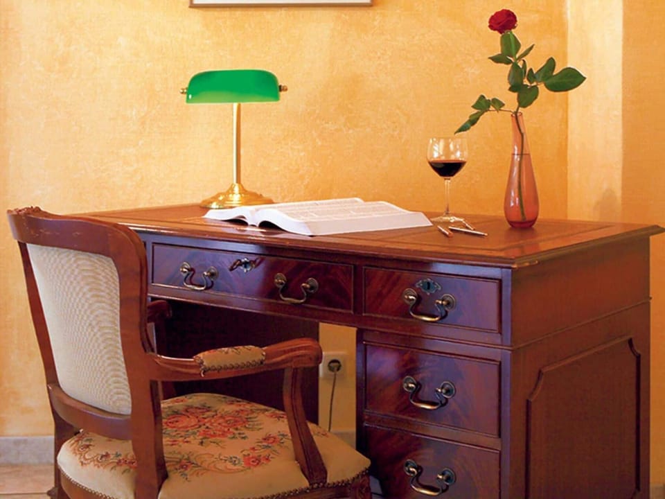 Desk, laptop workspace, soundproofing, free WiFi