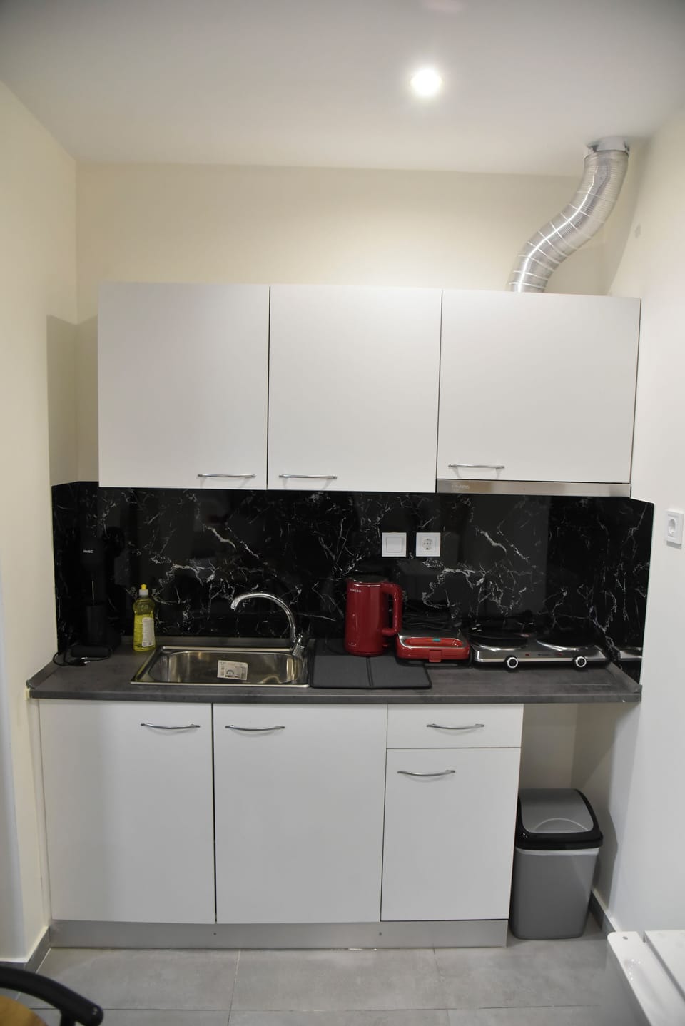 Comfort Double or Twin Room | Private kitchen | Mini-fridge, stovetop, cookware/dishes/utensils