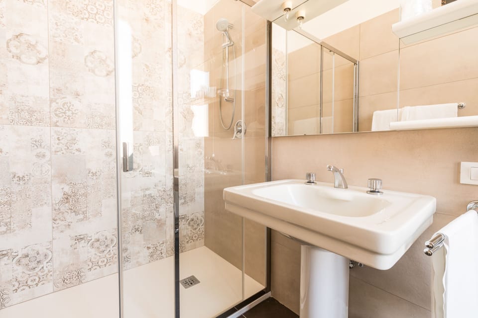 Separate tub and shower, hair dryer, towels