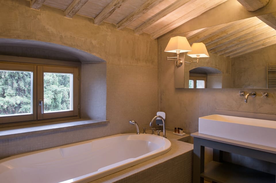 Deep soaking bathtub