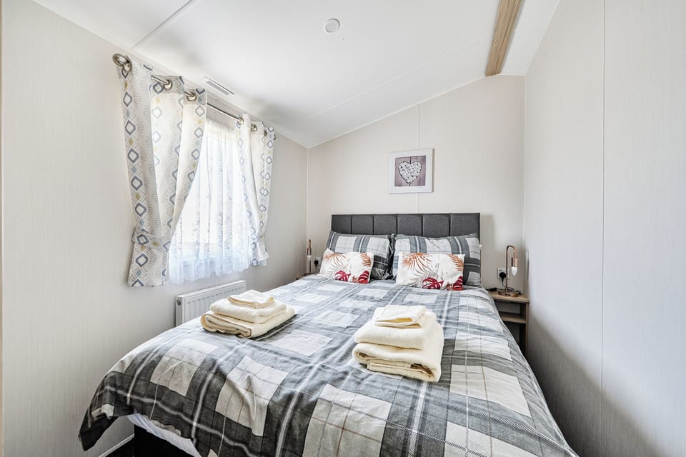 3 bedrooms, iron/ironing board, WiFi (free), bed sheets