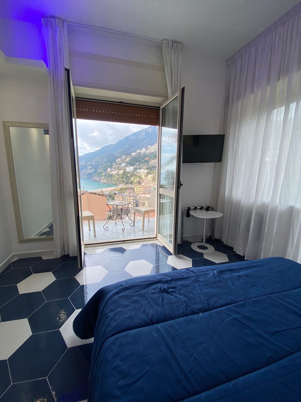 Camera Matrimoniale, vista mare | In-room safe, blackout drapes, free WiFi