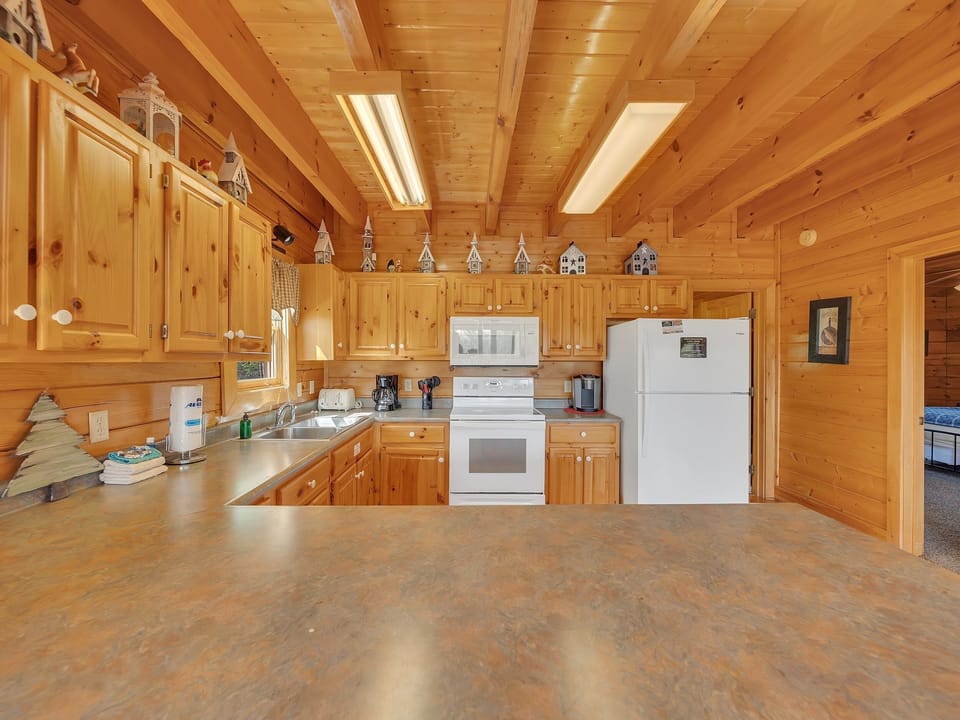Cabin, 4 Bedrooms | Private kitchen | Coffee/tea maker, fridge, oven, toaster