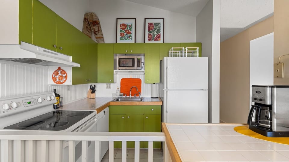 Condo, 4 Bedrooms | Private kitchen | Fridge, oven, coffee/tea maker, electric kettle