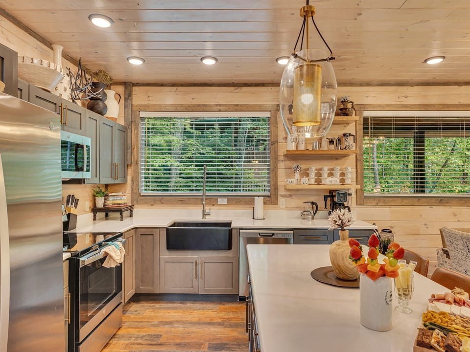 Cabin, 4 Bedrooms | Private kitchen | Fridge, oven, coffee/tea maker, toaster