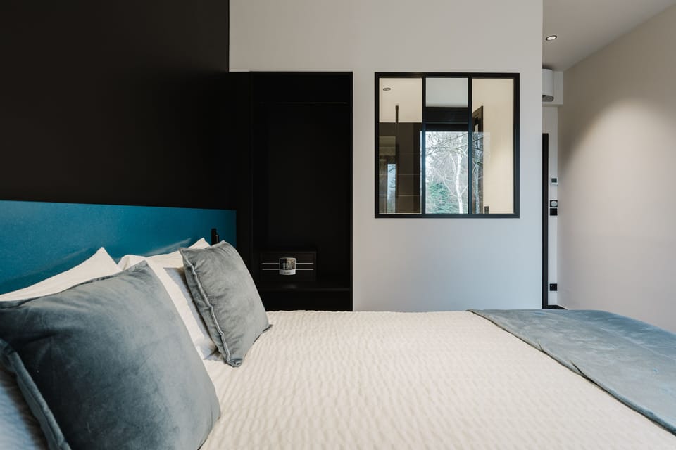 Room | In-room safe, desk, blackout drapes, soundproofing