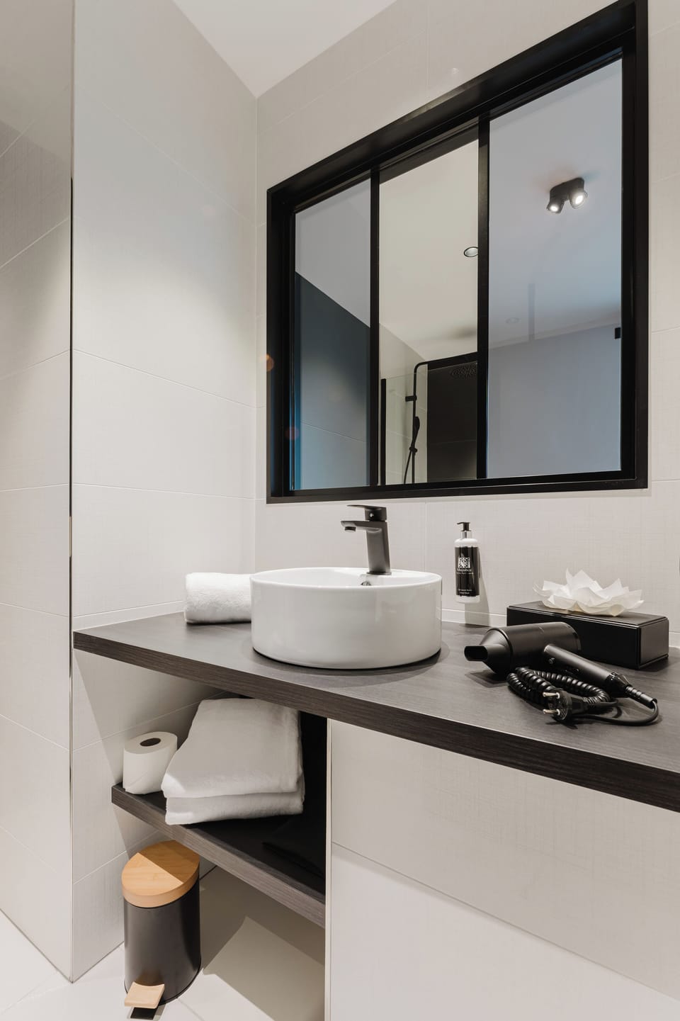 Studio | Bathroom | Hair dryer, towels