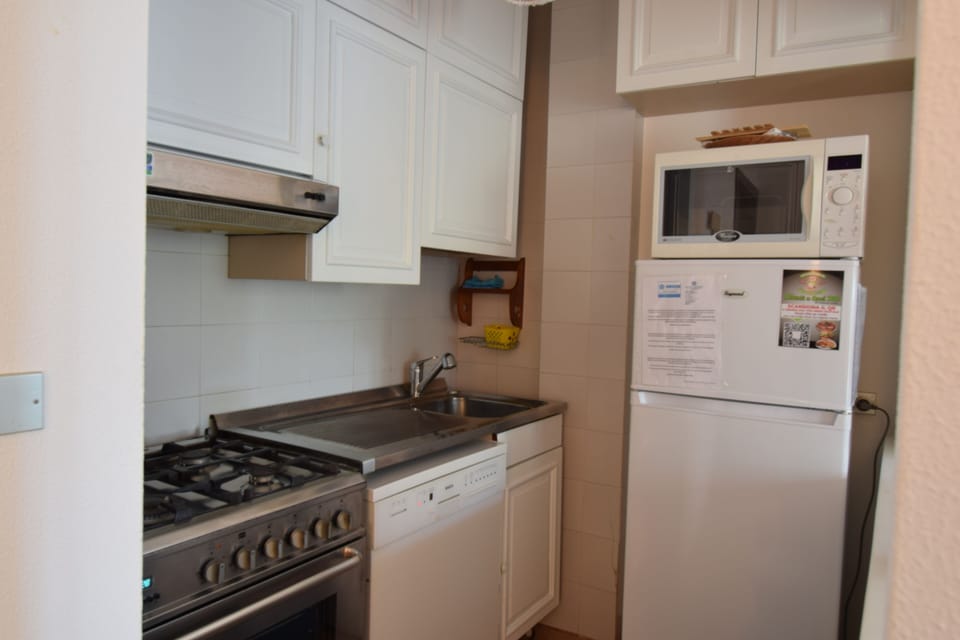 Apartment, Patio, Garden View | Private kitchen | Fridge, microwave, oven, stovetop