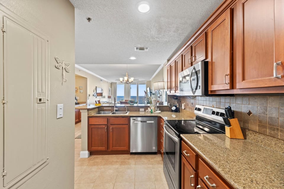 Condo, Multiple Beds (Palacio 1204) | Private kitchen | Oven, toaster, paper towels