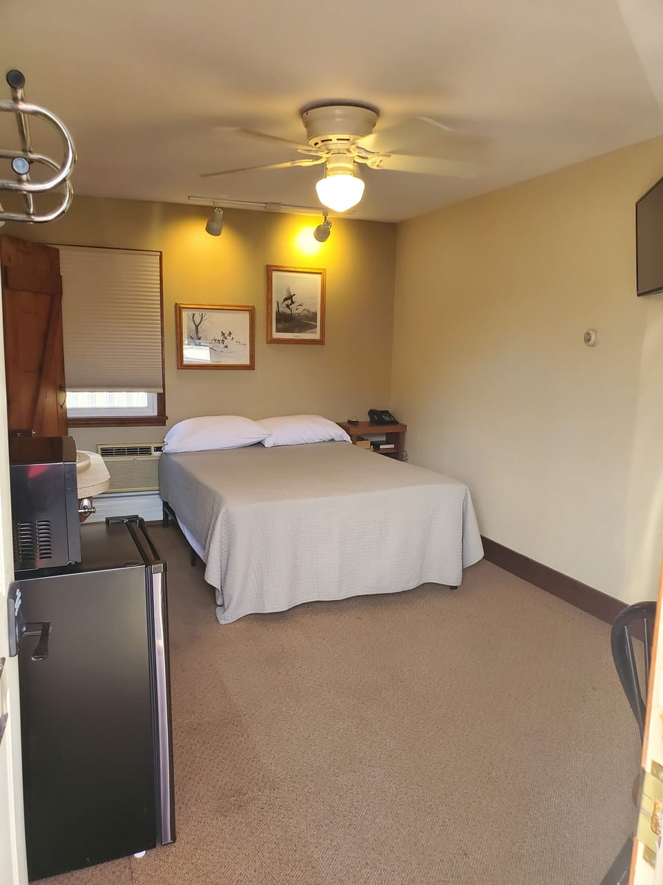 Standard Room, 1 Double Bed | Individually decorated, iron/ironing board, free cribs/infant beds