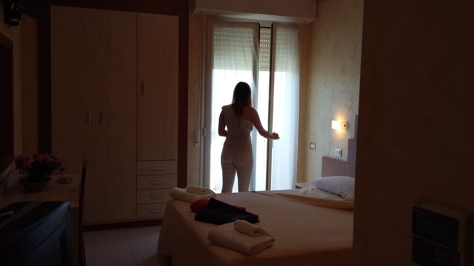 Triple Room | In-room safe, desk, soundproofing, free WiFi