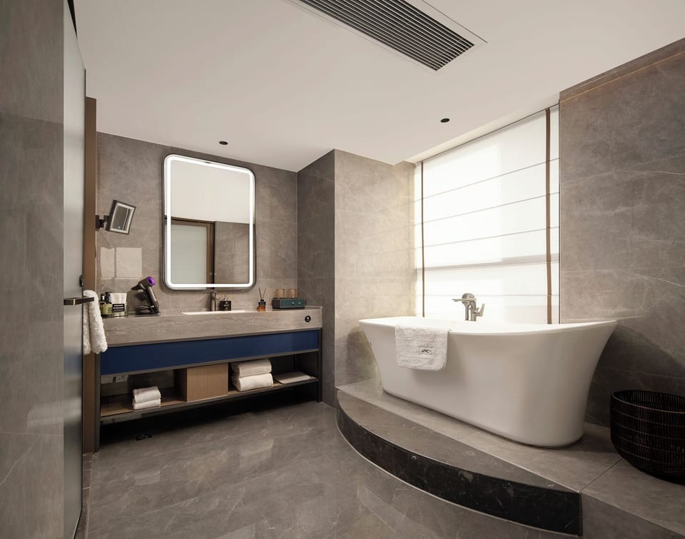 Royal Suite, City View (Free shuttle bus services will be provided during Canton Fair) | Bathroom | Free toiletries, hair dryer, bathrobes, slippers