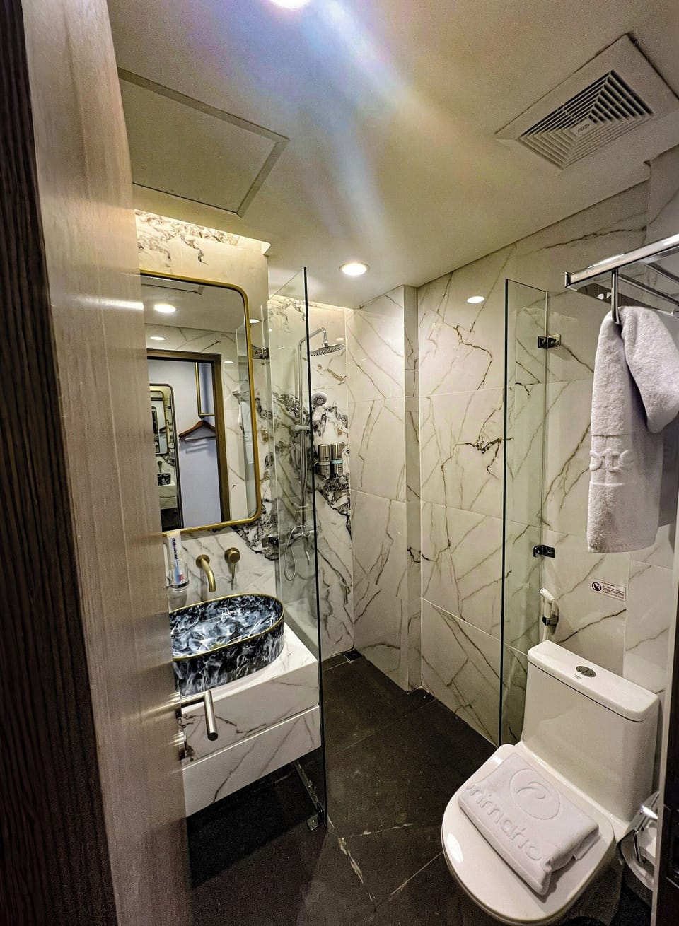 Deluxe Double or Twin Room | Bathroom | Slippers