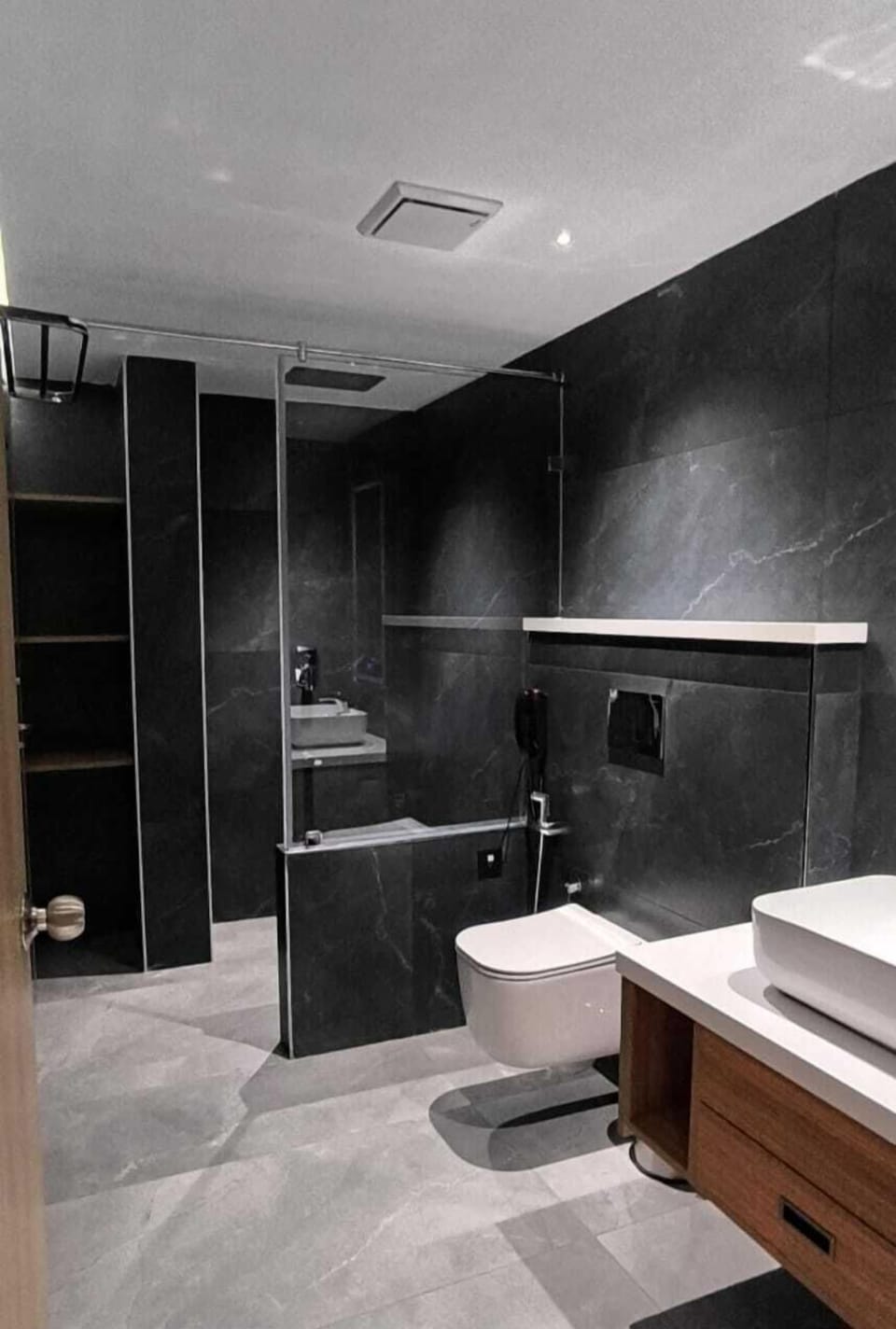 Deluxe Double Room | Bathroom | Free toiletries, soap, shampoo, toilet paper