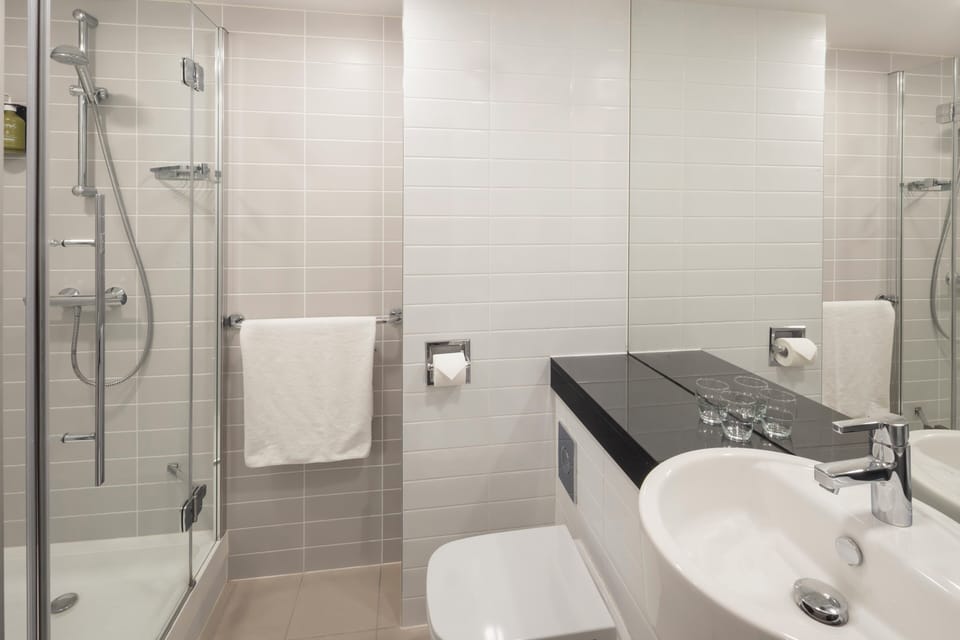 Standard Room, 1 Double Bed, Accessible | Bathroom | Shower, rainfall showerhead, free toiletries, towels