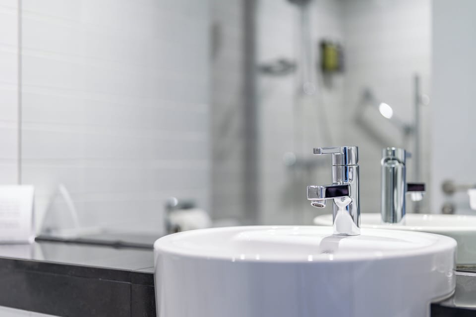 Shower, rainfall showerhead, free toiletries, towels