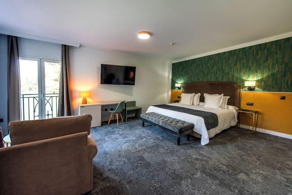 Premium bedding, down comforters, minibar, in-room safe