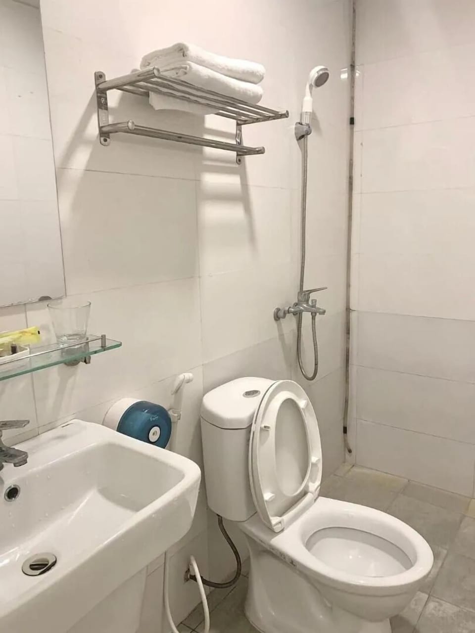 Basic Room | Bathroom | Shower, free toiletries, soap, shampoo