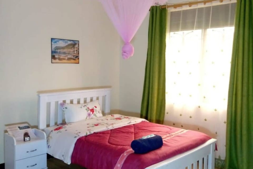 Comfort Single Room | In-room safe, blackout drapes, iron/ironing board, free WiFi