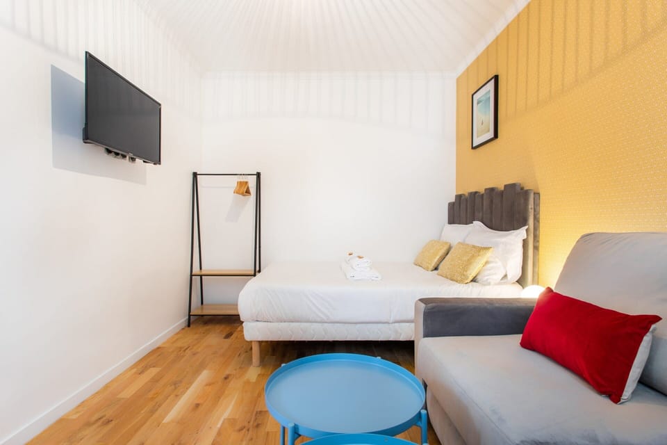 Apartment | Laptop workspace, iron/ironing board, bed sheets