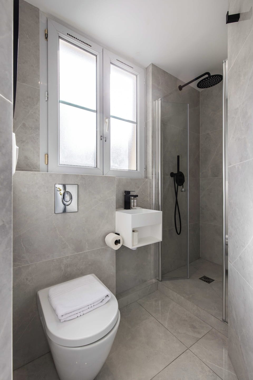 Apartment | Bathroom | Hair dryer, towels, shampoo