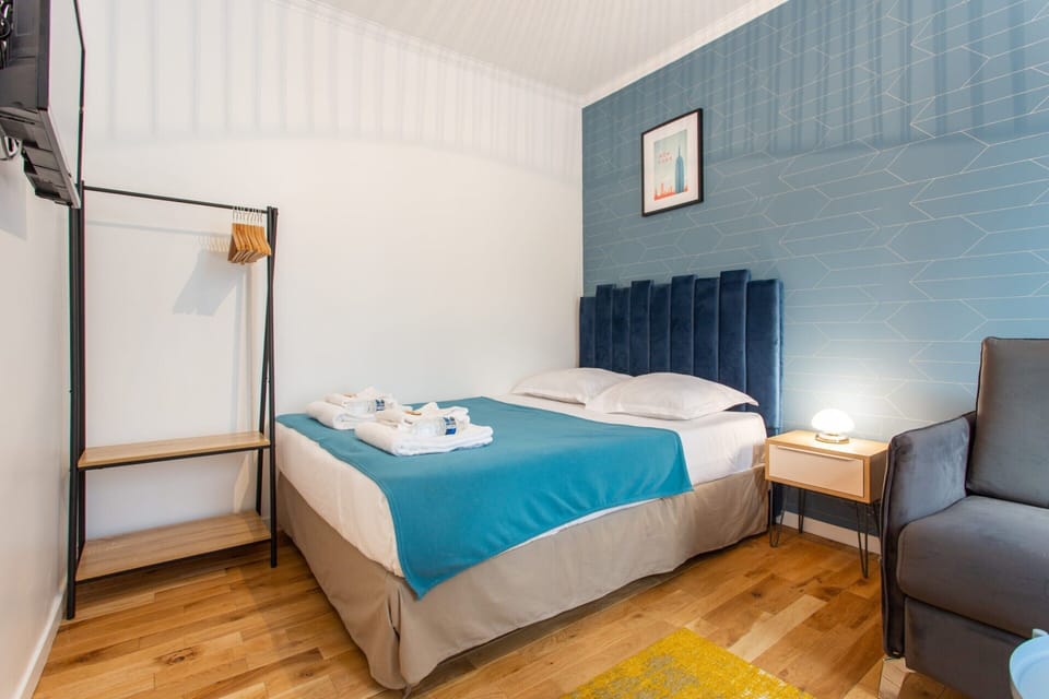Apartment | 1 bedroom, laptop workspace, bed sheets