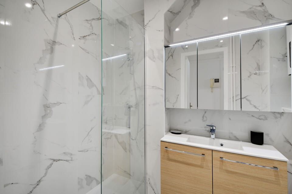 Apartment | Bathroom | Hair dryer, towels, shampoo