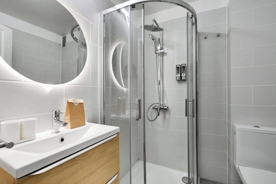 Apartment | Bathroom | Hair dryer, towels, shampoo