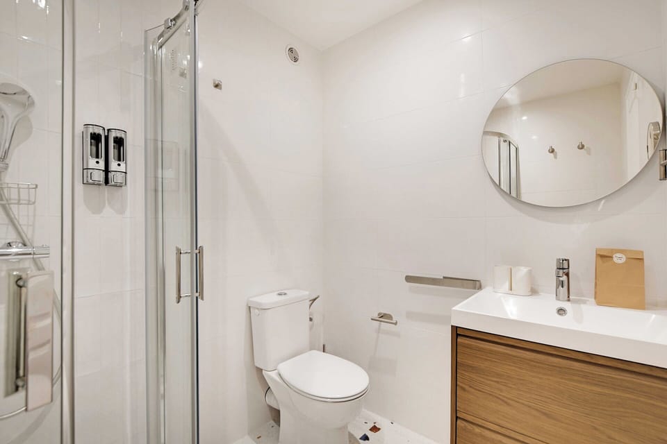 Apartment | Bathroom | Hair dryer, towels, shampoo