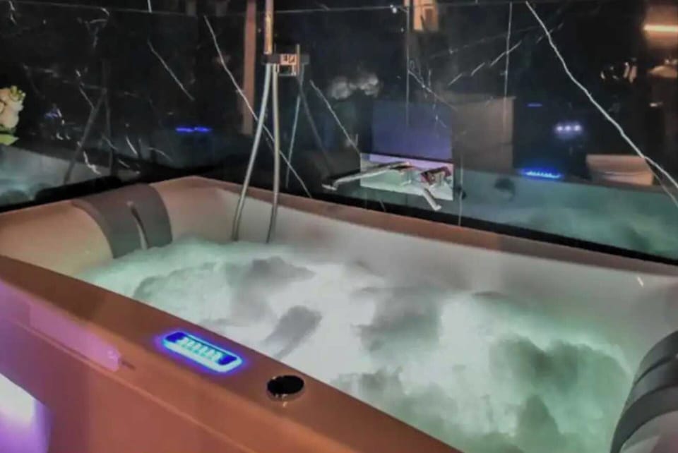 Apartment | Indoor spa tub
