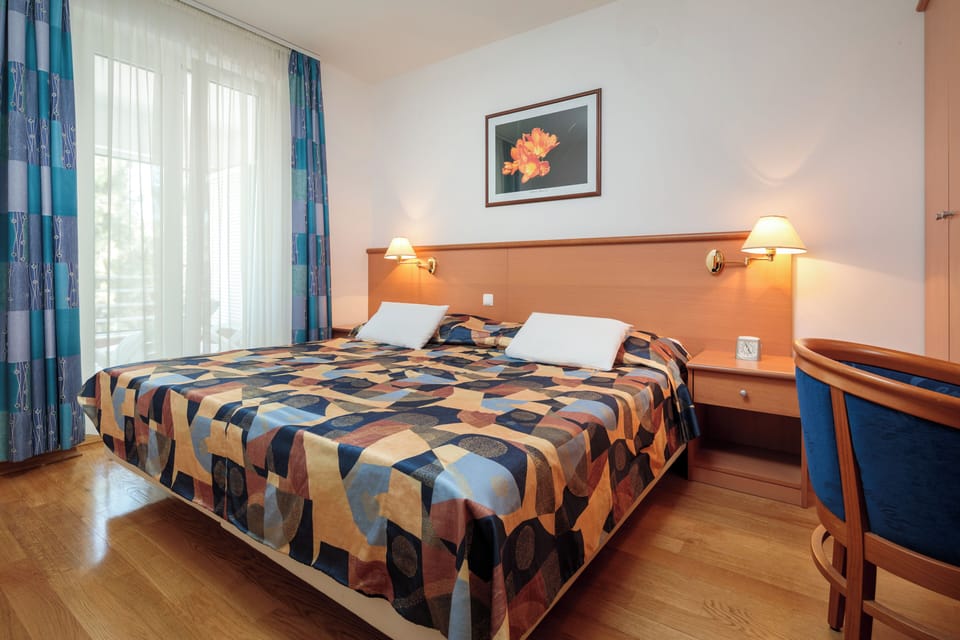 Deluxe Apartment, Park View | Cribs/infant beds, free WiFi, bed sheets