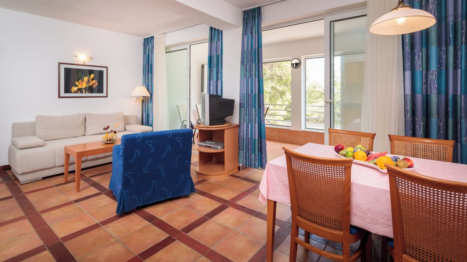 Deluxe Apartment, Park View | Private kitchen