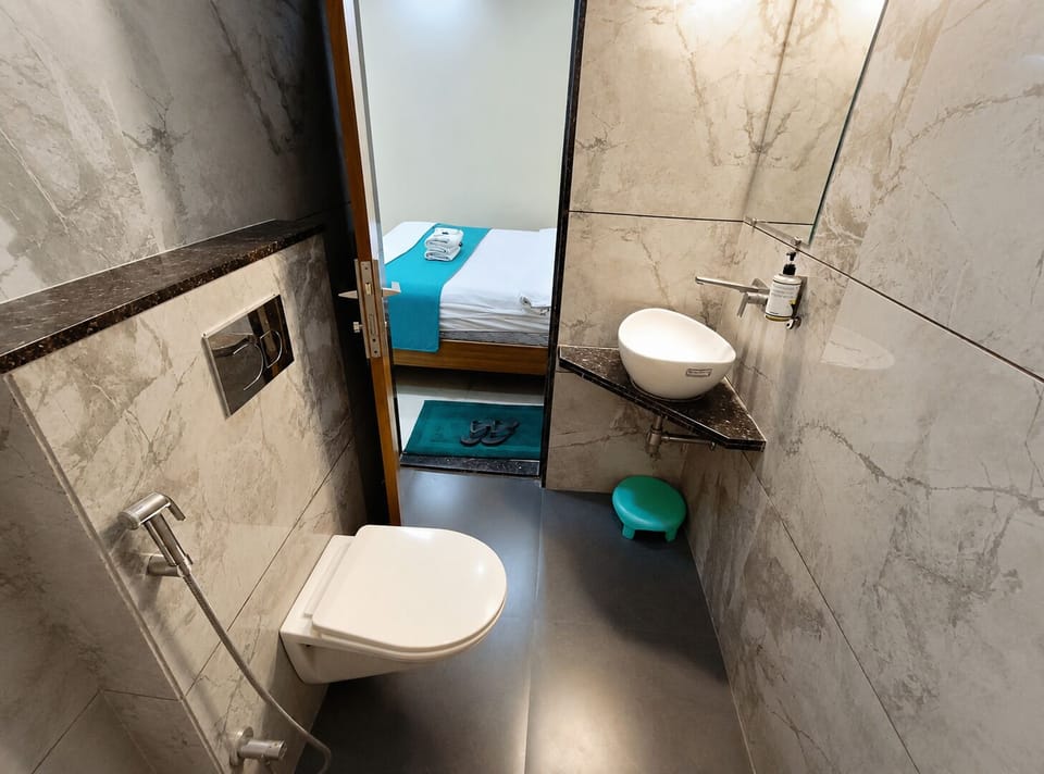 Deluxe Room | Bathroom | Shower, free toiletries, bathrobes, slippers