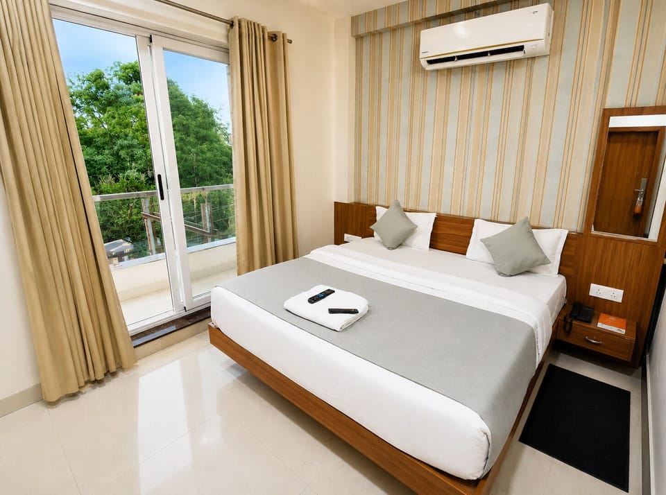 Executive Room | Desk, laptop workspace, WiFi (free), bed sheets