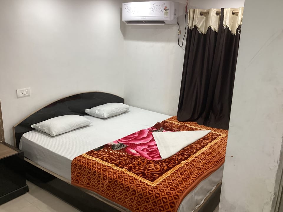 Desk, laptop workspace, iron/ironing board, free WiFi