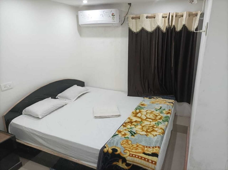 Desk, laptop workspace, iron/ironing board, free WiFi