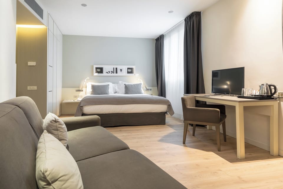 Superior Room | Minibar, in-room safe, desk, blackout drapes