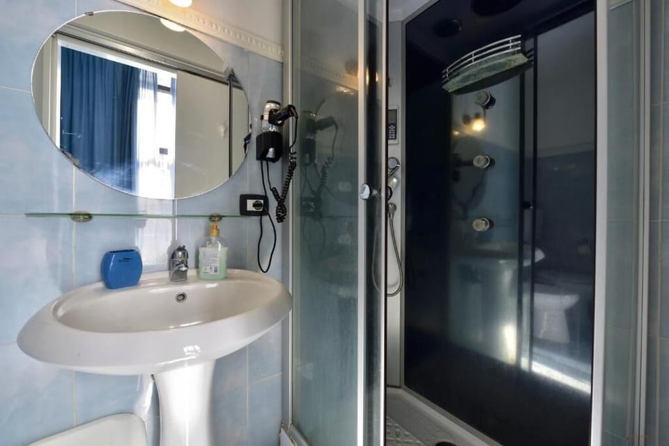 Deluxe Triple Room, Courtyard View | Bathroom | Soap, shampoo, toilet paper