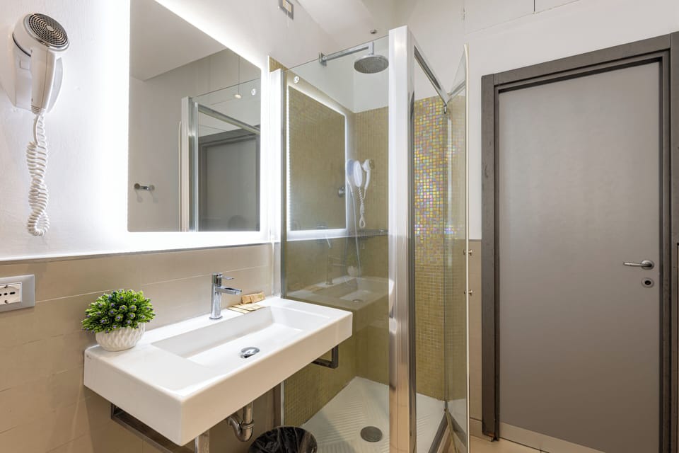 Comfort Triple Room | Bathroom | Shower, hair dryer, bidet, towels