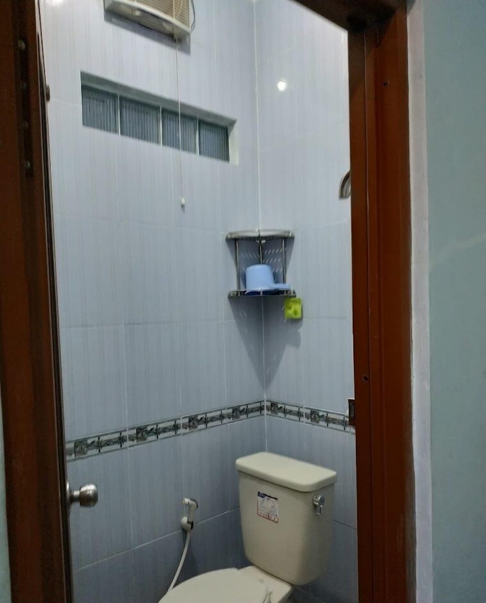 Basic Single Room | Bathroom | Shower, soap, shampoo, toilet paper