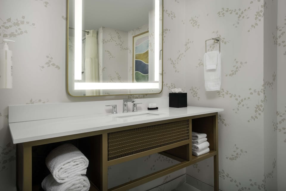 Presidential Room, Multiple Beds, Non Smoking | Bathroom | Combined shower/tub, free toiletries, hair dryer, towels