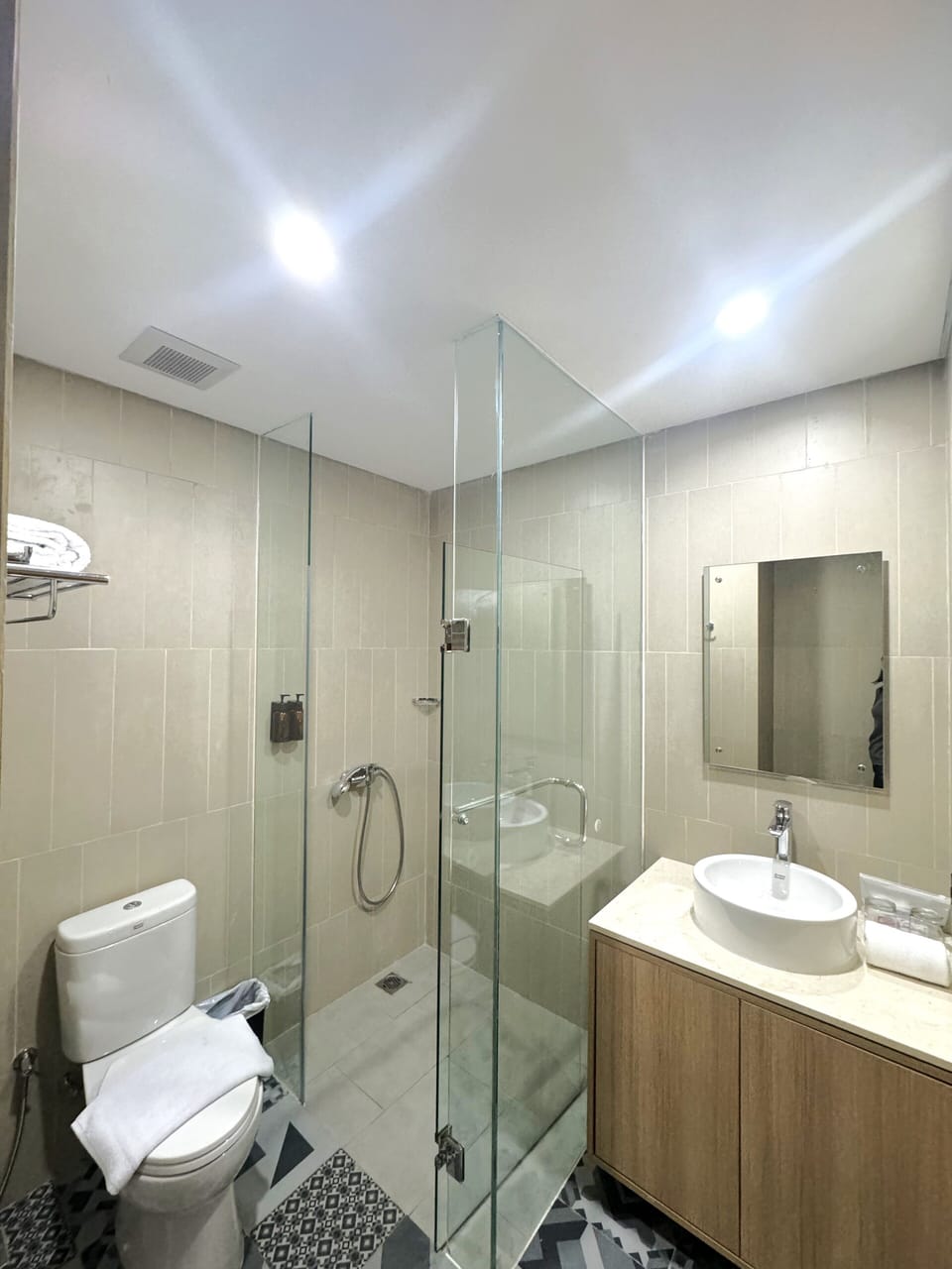 Grand Room | Bathroom | Shower, hair dryer, slippers, towels