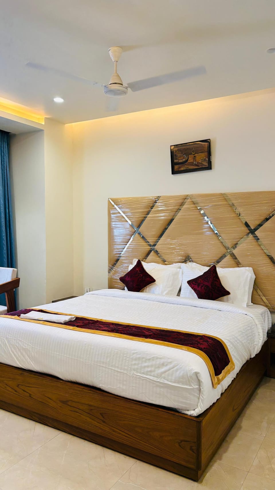 Luxury Single Room, 1 King Bed | Desk, soundproofing, free WiFi, bed sheets