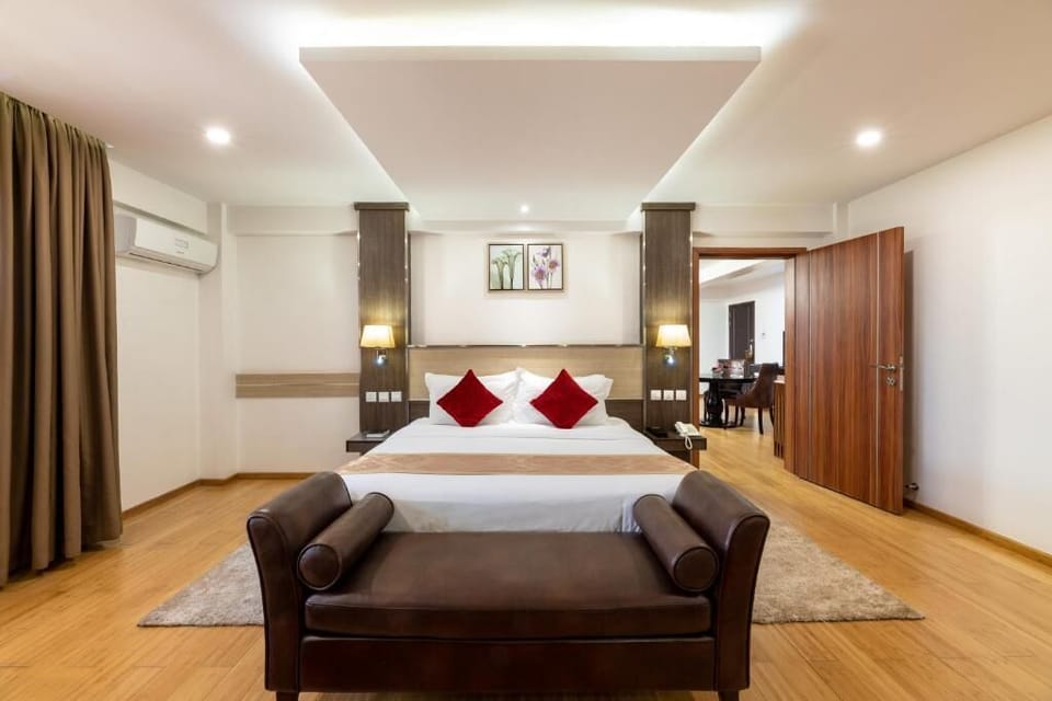 Executive Double or Twin Room | In-room safe, desk, laptop workspace, blackout drapes