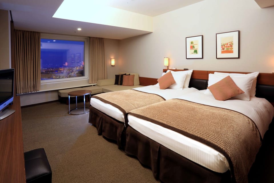 Hypo-allergenic bedding, in-room safe, desk, blackout drapes