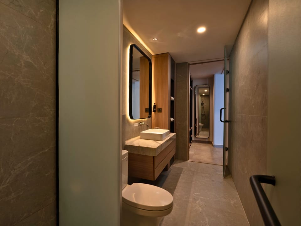 Grand Deluxe | Bathroom | Shower, towels, soap, shampoo