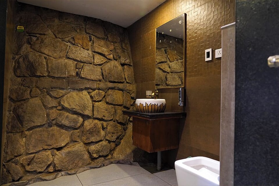 Premium Studio Suite | Blackout drapes, iron/ironing board, free WiFi