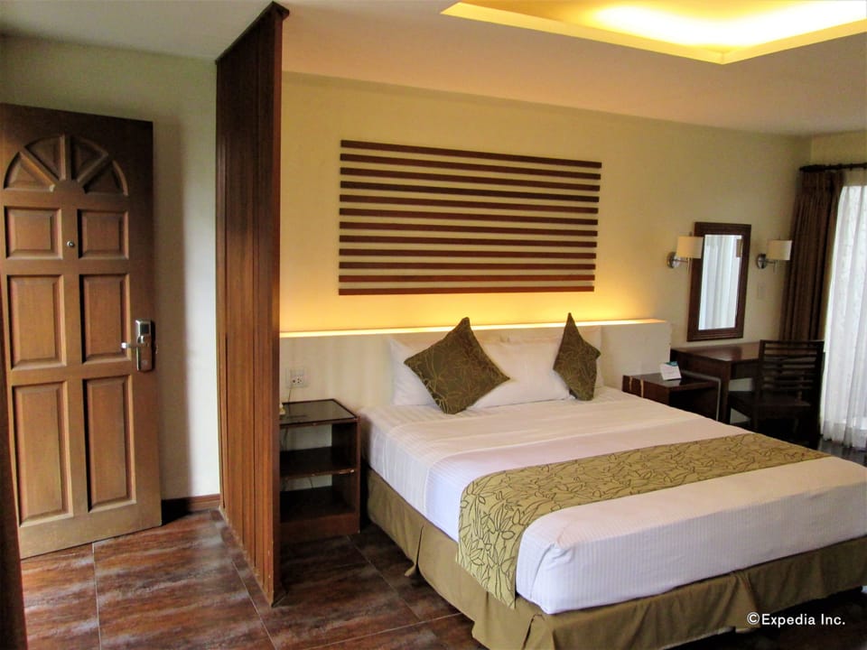Business Suite, 1 King Bed | Premium bedding, desk, blackout drapes, bed sheets