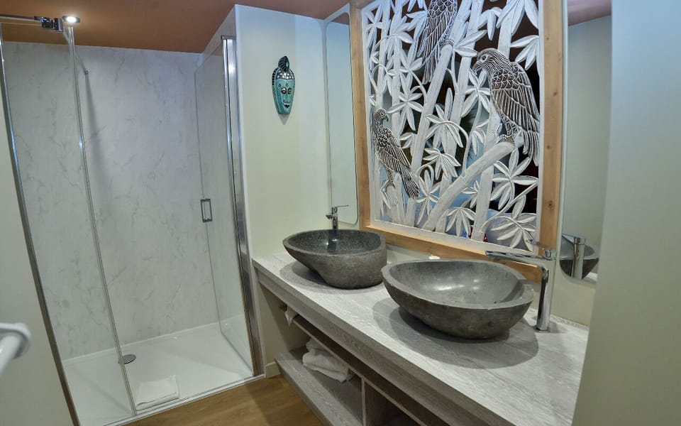 Superior Double Room, Park View | Bathroom | Shower, towels, shampoo, toilet paper